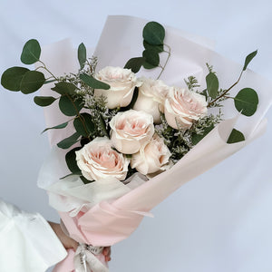 6 roses in color champagner big head wrapped delicately in soft pink premium paper